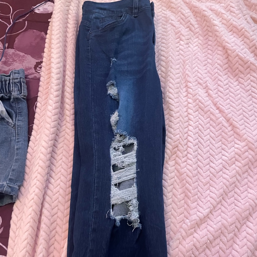 Brand new jeans, got them for back to school but they don’t fit on me.